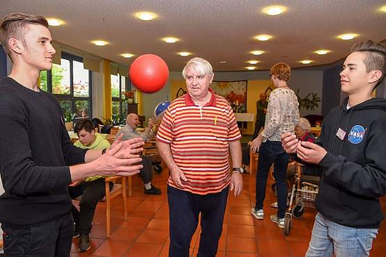Der Alltag in einem Pflegeheim ist vielseitig: Das erlebten beim Boys’Day auch Noah (links) und Hagen (rechts, beide 14) beim Sportprogramm mit Bewohner Wolfgang Beugholt
