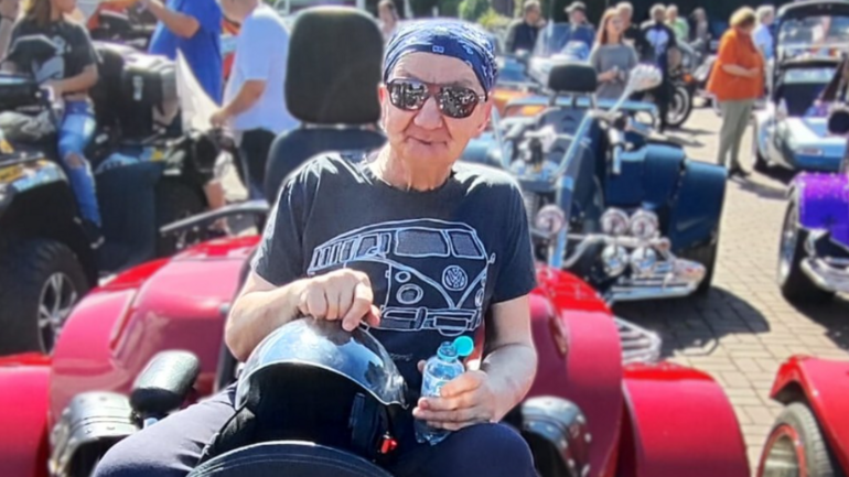 Klientin sitzt auf einem Trike