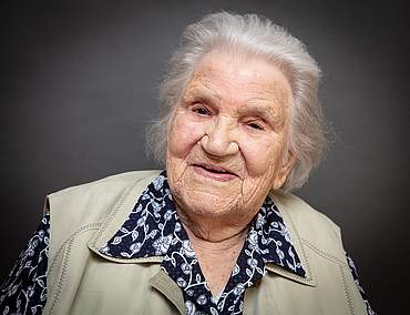 Hildegard Wilm ist 100 Jahre alt und lebt im Jacobi-Haus in Bünde. Foto: Mike-Dennis Müller