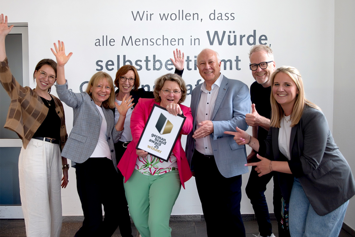 Johanneswerk und BECKDESIGN freuen sich gemeinsam über den German Brand Award. V.l. Julia Kuhlmann (Brandleaderin BECKDESIGN), Ulrike Thiele (Personalmanagement Johanneswerk), Dr. Claudia Schröder (Unternehmenskommunikation Johanneswerk), Sabine Hirte (Geschäftsführerin Johanneswerk), Dr. Ingo Habenicht (Geschäftsführer Johanneswerk), Guido Beck (Geschäftsführer BECKDESIGN), Meike Ferkau (Team Recruiting Johanneswerk) 