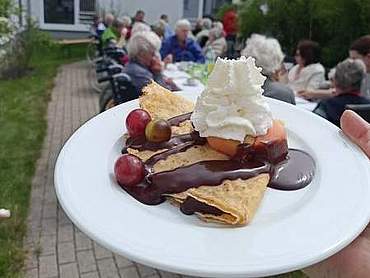 Crepes mit Sahne und exotischen Früchten kamen bei den Gästen sehr gut an Crepes mit Sahne und exotischen Früchten kamen bei den Gästen sehr gut an
