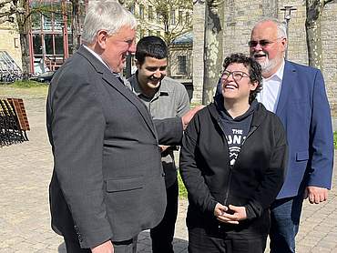 NRW-Arbeitsminister Karl-Josef Laumann begrüßt zusammen mit Dr. Bodo de Vries die neuen Azubis Cem Eraslan und Medine Barlas. Foto: Mandy Fleer