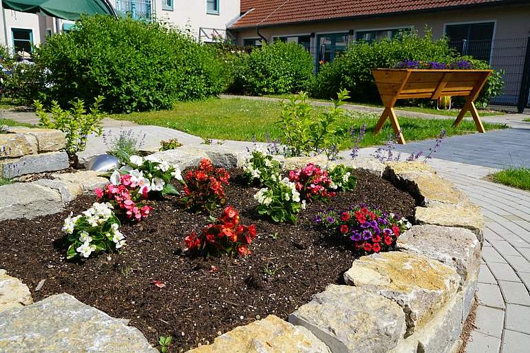 Beete in verschiedener Höhe ermöglichen Teilhabe Hochgesetztes Blumenbeet