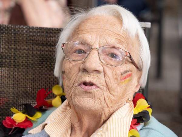 Seniorin kommentiert das Spiel Deutschland gegen Ungarn Seniorin kommentiert das Spiel Deutschland gegen Ungarn