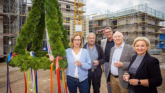 Feiern an der Petristraße Richtfest: Bezirksbürgermeisterin Gudrun Hennke, Zimmermeister Hans-Peter Vorderwisch, Peter-Christian König, Dr. Ingo Habenicht und Renata Schlichting. Fotos: Mike-Dennis Müller