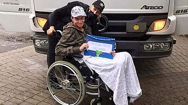 Gelungene Überraschung: Melissa Niemann begleitet Bewohner Peter Emrich auf seiner Spritztour mit dem LKW. Foto: Johanneswerk