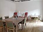 Gemeinschaftraum/Essbereich (Tische und Stühle) der Tagespflege am Käthe-Kollwitz-Haus