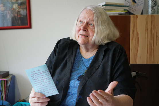 Linda Ehlenbröker sitzt in ihrem Zimmer im Altenzentrum Bethesda und hat einen Brief von ihrer Brieffreundin in der Hand.