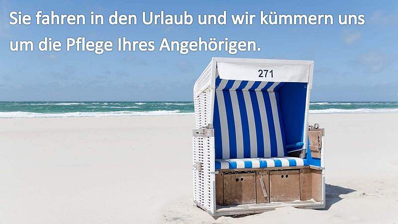 Ein Strandkorb mit blau-weißem Bezug