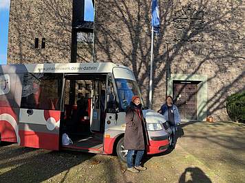 Zwei Frauen stehen neben dem Jo-Mobil-Bus