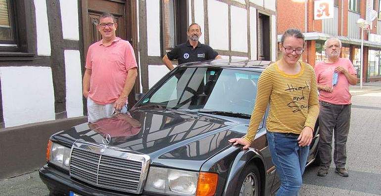 Die Oldtimer-Fans Uwe Fischer, Detlef Weißmüller, Chantal Stüer und Wolfgang Müller 