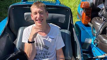 Warten auf die Abfahrt Ein junger Mann sitzt in einem Motorrad-Beiwagen