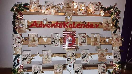 Liebevoll gestalteter Blickfang im Foyer des Marienstifts: der Adventskalender voller "musikalischer" Augenblicke"