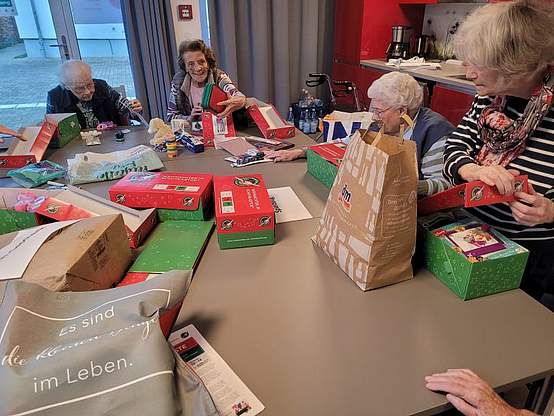 Senior*innen packen Weihnachtspakete