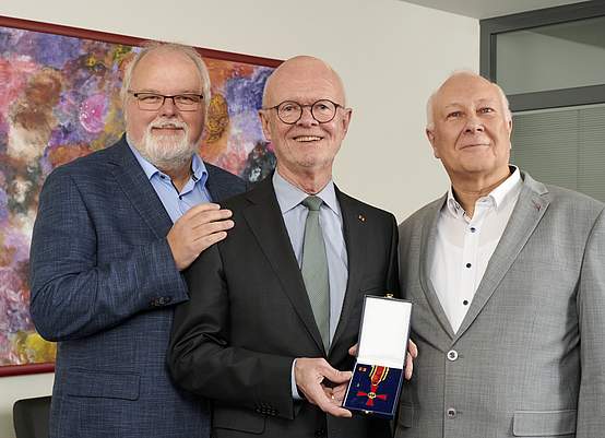 Alexander Künzel mit den Johanneswerk-Geschäftsführern Dr. Ingo Habenicht und Dr. Bodo de Vries