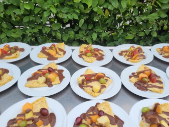 Lecker gefüllte Crepes auf einem Tisch im Garten des Marswidisstifts Lecker gefüllte Crepes auf einem Tisch im Garten des Marswidisstifts