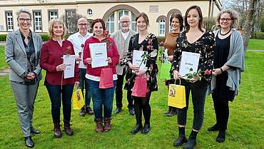 Hospizkoordinatorin Eva Blomeier (l.) und Pastor Stefan Berk (5. v. l.) beglückwünschen die neuen Hospizbegleiter Anke Woecorek, Ali Gün, Ursula Pietsch, Malina Sander, Sabine Mardmöller, Dalaly Richter und Anna Scheilke