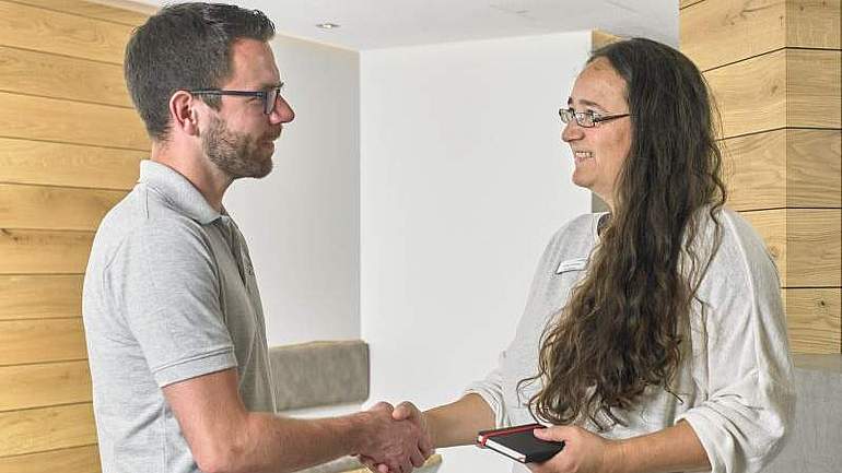 Ein Mann und eine Frau geben sich die Hand