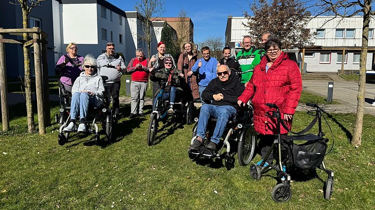 Klient*innen und Mitarbeitende mit den neuen Bikes