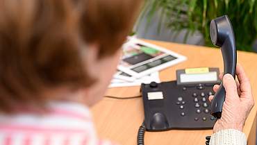 Das Johanneswerk sucht Telefongefährten, um einsamen Menschen Gesprächspartner zu vermitteln. Die Telefongefährten gehören zu inkontakt, dem Hausnotruf des Ev. Johanneswerks