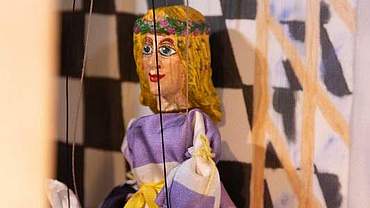 Eine Marionetten-Puppe mit blonden Haaren