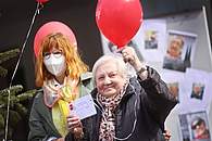 Edith Werner (re) zeigt zusammen mit Ines Weidhase (li) strahlend ihre ausgefüllte Wunschkarte, bevor sie an den Wunschbaum kommt