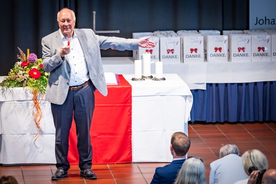 Dr. Ingo Habenicht heißt alle anwesenden Gäste willkommen. Foto: Sarah Jonek