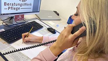 Berät Angehörige zu Fragen rund um die Pflege: Anna Arslan vom BeratungsWerk Pflege bei der Arbeit.