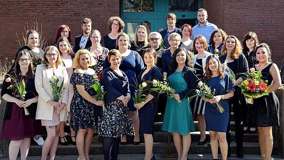 Gruppenfoto mit festlich gekleideten Menschen