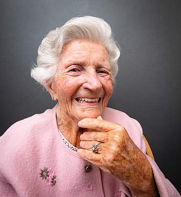 Hildegard Nebelsiek ist 100 Jahre alt und lebt im Haus Eggeblick in Halle. Foto: Mike-Dennis Müller