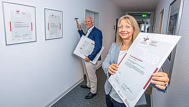 Erneut ausgezeichnet: Ulrike Thiele und Dr. Ingo Habenicht freuen sich über das dritte Zertifikat zum Audit berufundfamilie für das Evangelische Johanneswerk. 