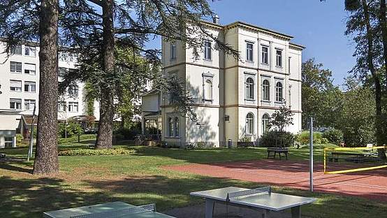Außenansicht der Rhein-Klinik und der Tagesklinik in der Villa Modersohn