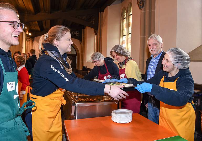 Essensausgabe in der Vesperkirche