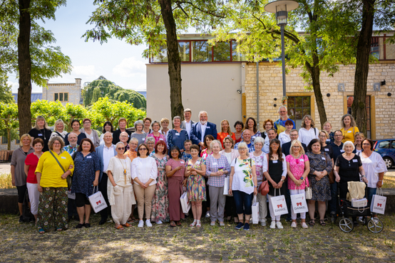 Alle 49 Jubilare sowie die Geschäftsführung stehen als Gruppe zusammen